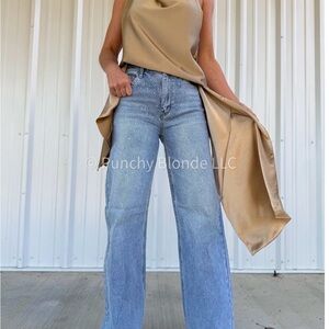 IRIDESCENT RHINESTONE
RUNWAY JEANS